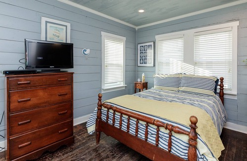 Del Mar Apartment | Downtown shopping, eating, hospitals, water