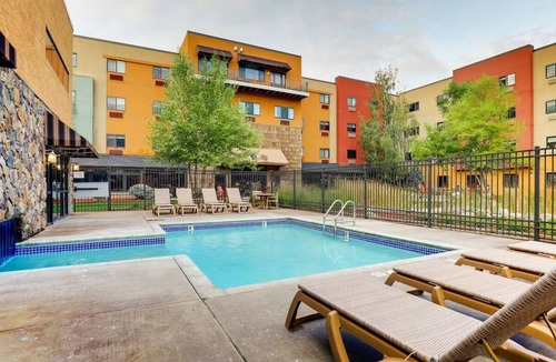 Sioux City Hotel | Downtown Sioux City Stay: 2 Units near 3rd St Landmarks | Pet friendly w/Pool