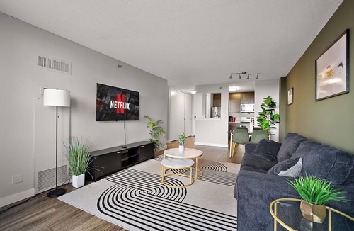 Downtown Minneapolis Condo | Downtown Skyview - 25th fl - Parking - Pool - Gym