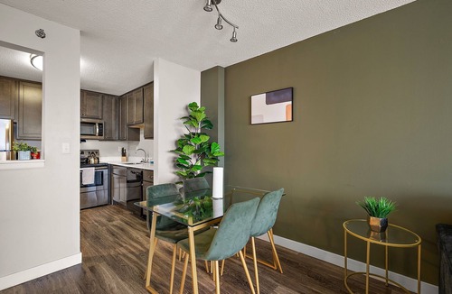 Downtown Minneapolis Condo | Downtown Skyview - 25th fl - Parking - Pool - Gym