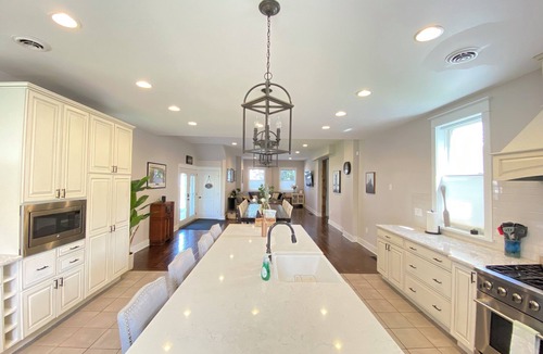 Saratoga Springs House | Downtown - Spacious Open Floor plan & Huge Kitchen Perfect for Family & Friend