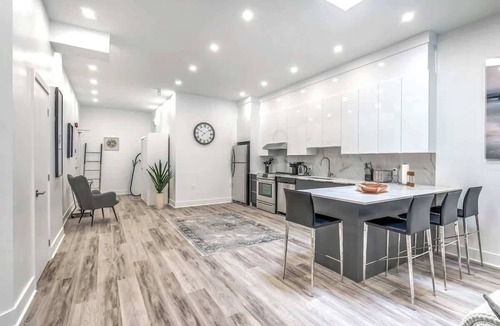 Downtown Montreal Apartment | Downtown| Spacious 5 Beds |5 min Bell Centre