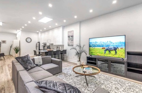 Downtown Montreal Apartment | Downtown| Spacious 5 Beds |5 min Bell Centre