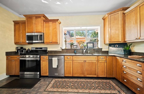 St. Charles House | Downtown St. Charles: Walk to Bars & Restaurants