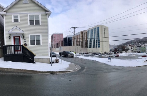 Downtown St. John's House | DOWNTOWN ST JOHN'S- CLEAN, off-street PARKING, patio, no hills