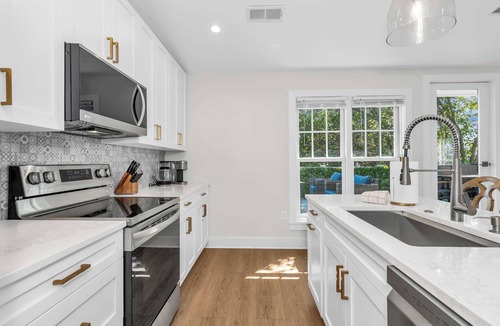 St. Michaels Apartment | Downtown St. Michaels | Porch + Pet-Friendly