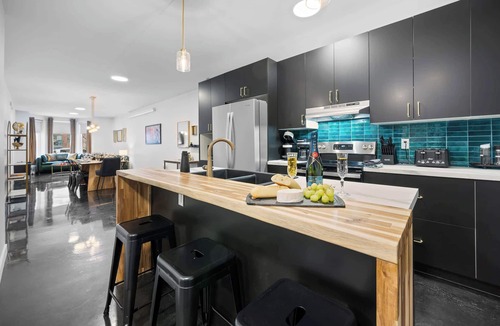 Haute-Ville Apartment | Downtown Stay | 2 free parking | AC | 10 Guests