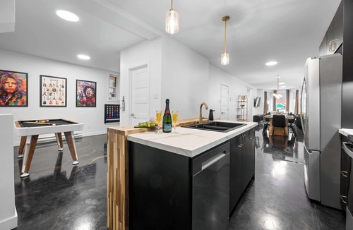Haute-Ville Apartment | Downtown Stay | 2 free parking | AC | 10 Guests