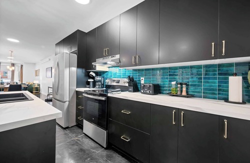 Haute-Ville Apartment | Downtown Stay | 2 free parking | AC | 10 Guests