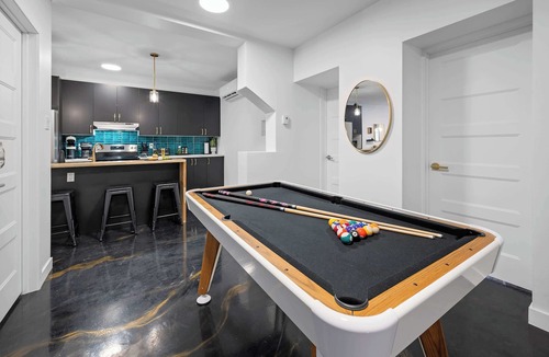 Haute-Ville Apartment | Downtown Stay | 2 free parking | AC | 10 Guests