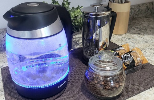 Roseburg House | Downtown Stay at the Red Tiny Twin!