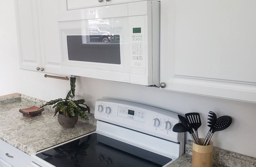 Roseburg House | Downtown Stay at the Red Tiny Twin!