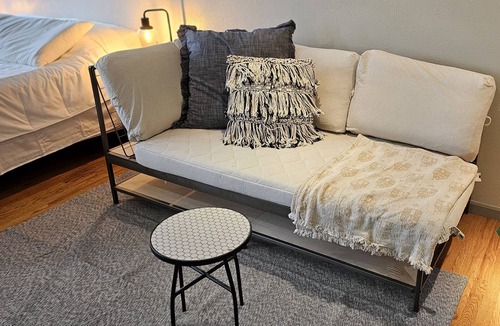 Aurora Apartment | Downtown Studio 201