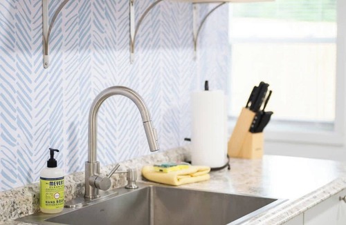 Dixieland Apartment | Downtown Studio - Family & Pets friendly