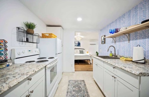 Dixieland Apartment | Downtown Studio - Family & Pets friendly