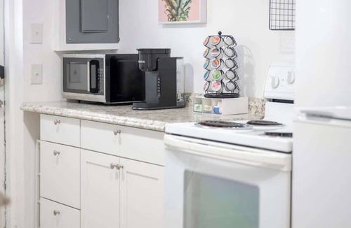 Dixieland Apartment | Downtown Studio - Family & Pets friendly