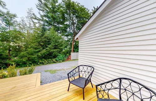 Castine Apartment | Downtown Studio w/Full Kitchen & Shared Porch - Walk Everywhere in Town