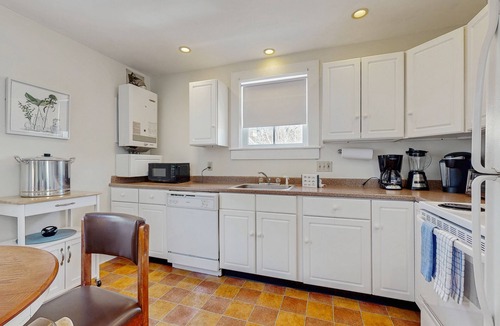 Commercial Street House | Downtown studio w/full kitchen - walk to Bay and shops!