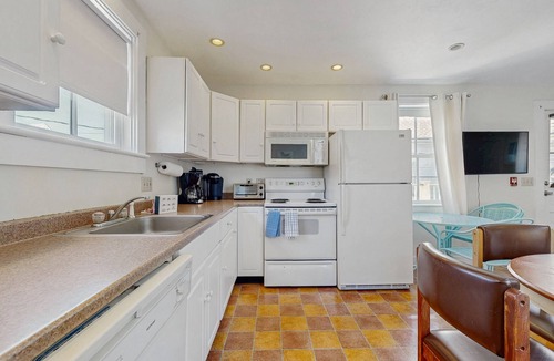 Commercial Street House | Downtown studio w/full kitchen - walk to Bay and shops!