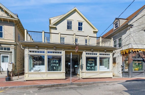 Commercial Street House | Downtown studio w/full kitchen - walk to Bay and shops!