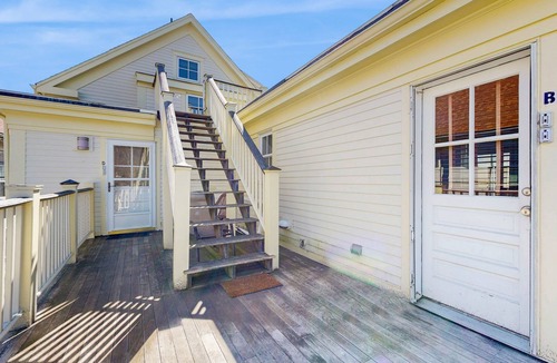 Commercial Street House | Downtown studio w/full kitchen - walk to Bay and shops!