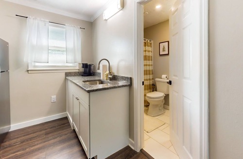 La Follette Apartment | Downtown studio with full kitchen, BBQ area, firepit, fast WiFi, streaming, AC