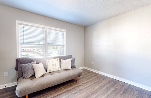 La Follette Apartment | Downtown studios with full kitchen, BBQ area, firepit, fast WiFi, streaming, AC