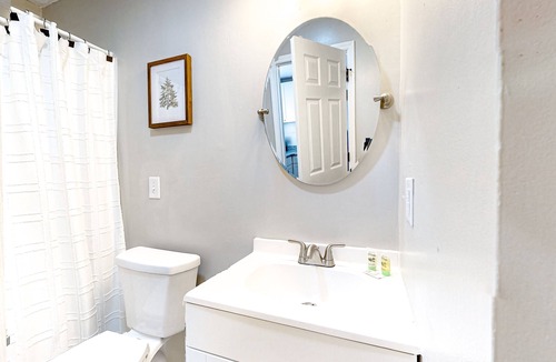 La Follette Apartment | Downtown studios with full kitchen, BBQ area, firepit, fast WiFi, streaming, AC