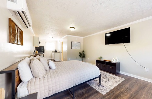 La Follette Apartment | Downtown studios with full kitchen, BBQ area, firepit, fast WiFi, streaming, AC