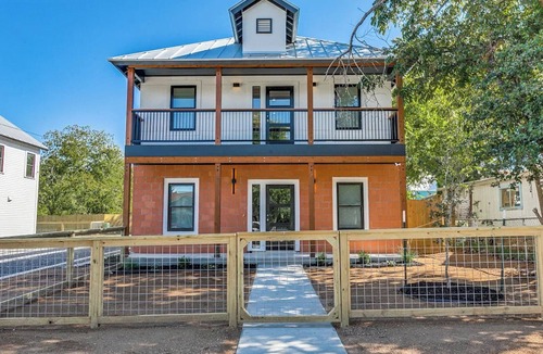 Eastside Promise Neighborhood House | Downtown Stunner! Close to Alamodome, Downtown, & Pearl