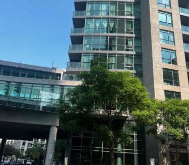 Fort York Apartment | Downtown Toronto Condo Suite Near Waterfront - Free Parking & Transit Nearby