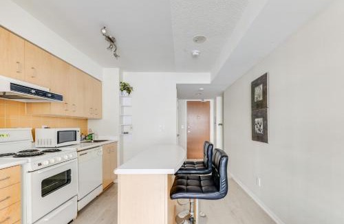 Fort York Apartment | Downtown Toronto Condo Suite Near Waterfront - Free Parking & Transit Nearby