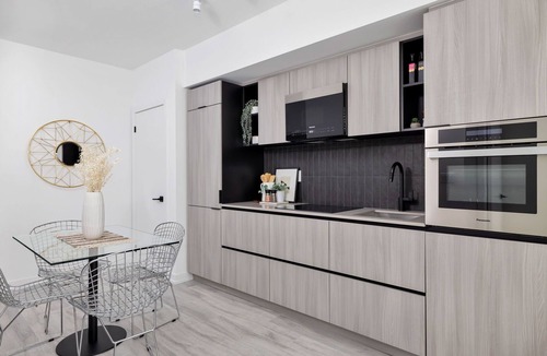 Alexandra Park Condo | Downtown Toronto Modern Condo, 2 BR, 1 BA, Workspace, Pet Friendly, FREE WiFi