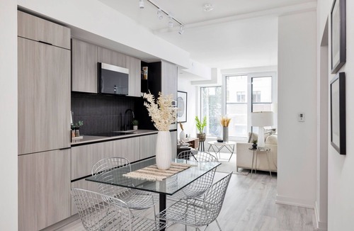 Alexandra Park Condo | Downtown Toronto Modern Condo, 2 BR, 1 BA, Workspace, Pet Friendly, FREE WiFi