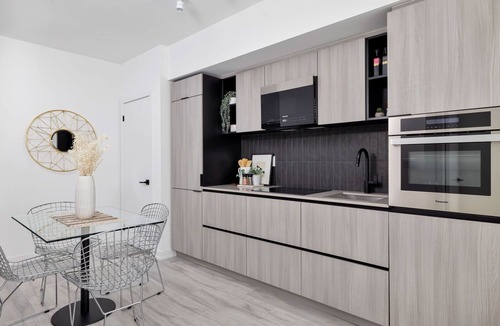 Alexandra Park Condo | Downtown Toronto Modern Condo, 2 BR, 1 BA, Workspace, Pet Friendly, FREE WiFi