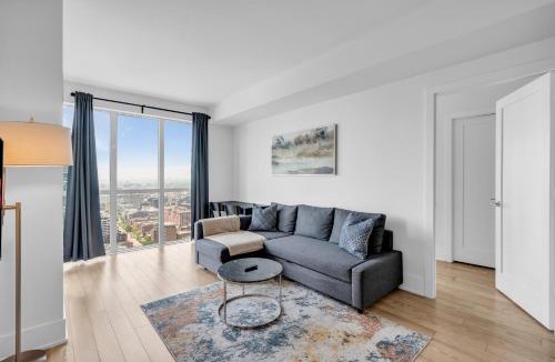 Toronto Entertainment District Apartment | Downtown Toronto Skyline Suite With Free Parking