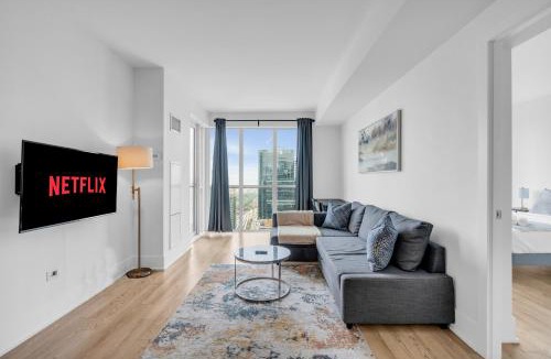 Toronto Entertainment District Apartment | Downtown Toronto Skyline Suite With Free Parking
