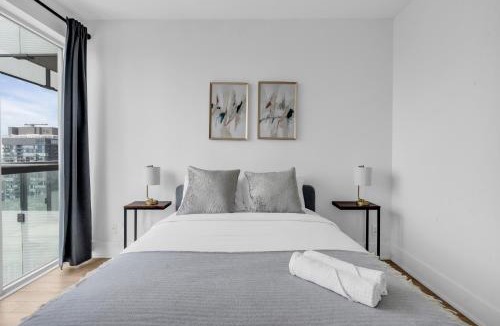 Toronto Entertainment District Apartment | Downtown Toronto Skyline Suite With Free Parking