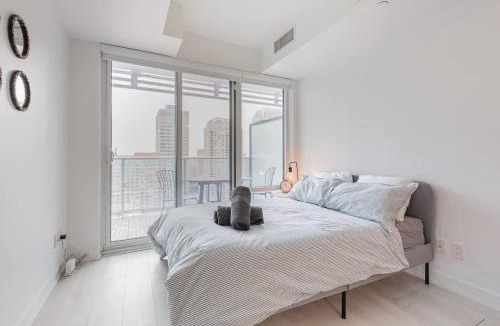 Church and Wellesley House | Downtown Toronto Studio with Balcony & Fast WiFi