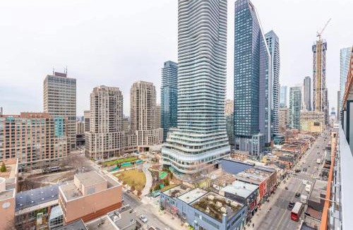 Church and Wellesley House | Downtown Toronto Studio with Balcony & Fast WiFi