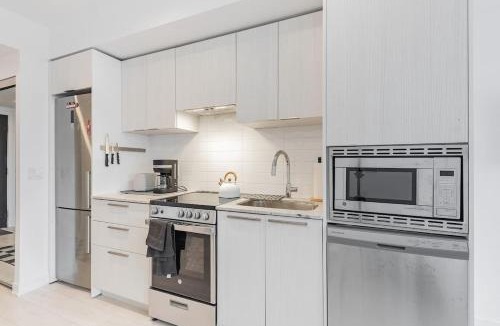 Church and Wellesley House | Downtown Toronto Studio with Balcony & Fast WiFi
