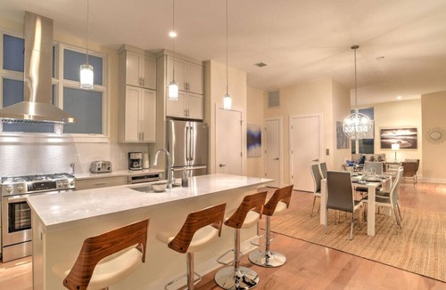 East End - Valley Street Apartment | Downtown Townhome with Private Elevator