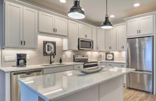 Traverse City House | Downtown Traverse City Condo: 32 Mi to Ski Slopes!