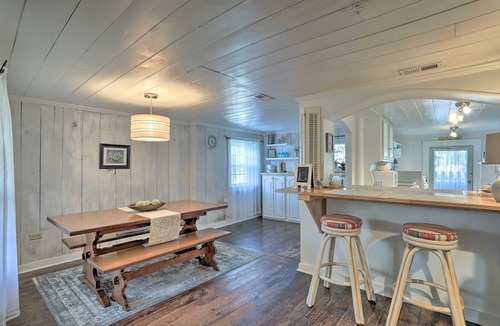 Southport House | Downtown Treehouse Cottage~Pet Friendly~Walk to Shops Dining & Waterfront