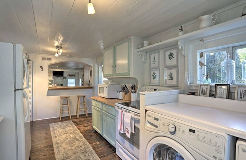 Southport House | Downtown Treehouse Cottage~Pet Friendly~Walk to Shops Dining & Waterfront