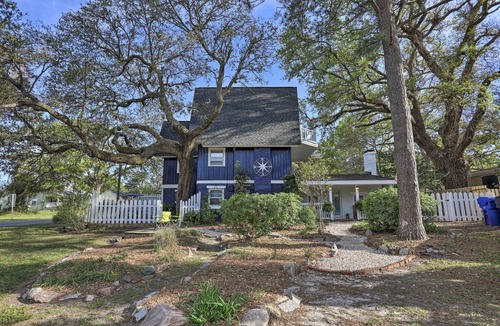 Southport House | Downtown Treehouse Cottage~Pet Friendly~Walk to Shops Dining & Waterfront