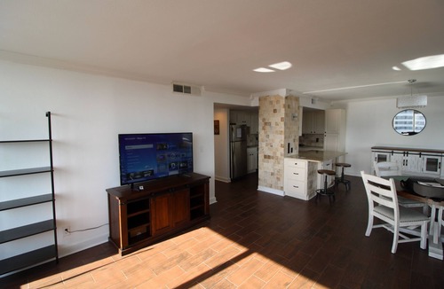 Downtown Tulsa Apartment | Downtown Tulsa 2 Bed Highrise Apartment, Covered Parking, Gym, Convenience Store