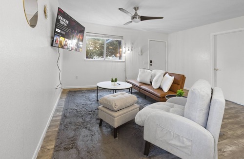 Chestnut House | Downtown | Upscale 3BD House | Yard | Pet Friendly