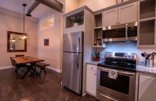 Roanoke Apartment | Downtown Urban Retreat~ 6 Beds ~Perfect for Groups