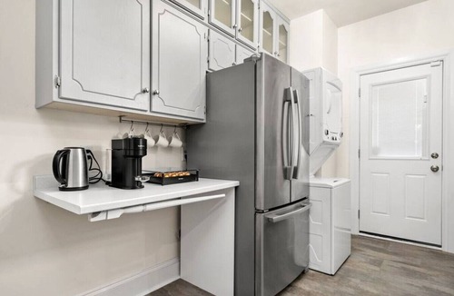 Kingston Apartment | Downtown Victorian townhouse